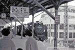 平井駅を通過するSLの引く貨物列車